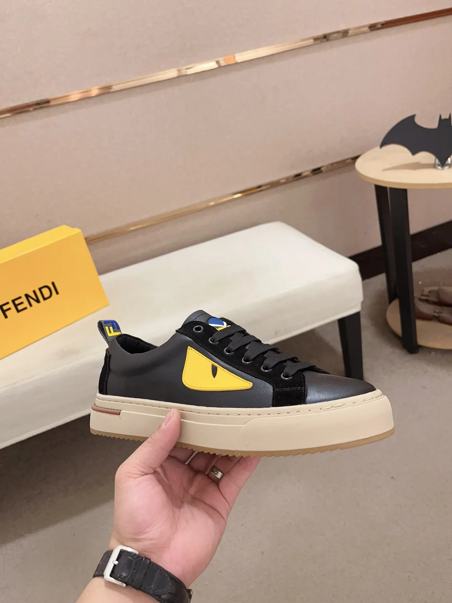 Men's shoes💰: 400💰[Fendi] Fendi's latest casual shoes for men! Available at counters simultaneously! A one-to-one replica of the original. All imported official website one-to-one cowhide fabric. The interior is made of top-grade sheepskin, and the original factory-supplied rubber outsole is used. Leading new fashion concepts. Matching code: 38-44. (can be customized for 45 non-refundable)